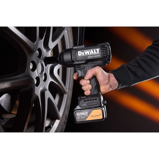 Set 2 unelte DEWALT® x McLaren F1 Team 18V XR® Ediție Specială: cheie de impact cu cuplu mare și polizor unghiular – 2 x acumulator 5Ah Dewalt - imagine 7