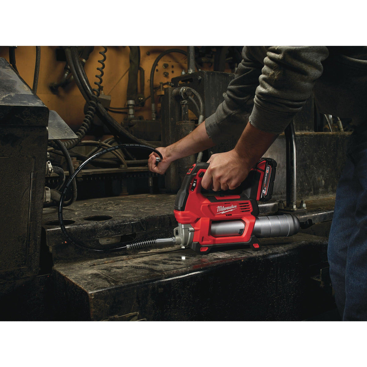 Pistol pentru gresat M18™ Milwaukee M18GG-201C, cod 4933440490, 1 x M18 B2 acumulator, M12-18 C încărcător, cutie plastic Milwaukee - imagine 3